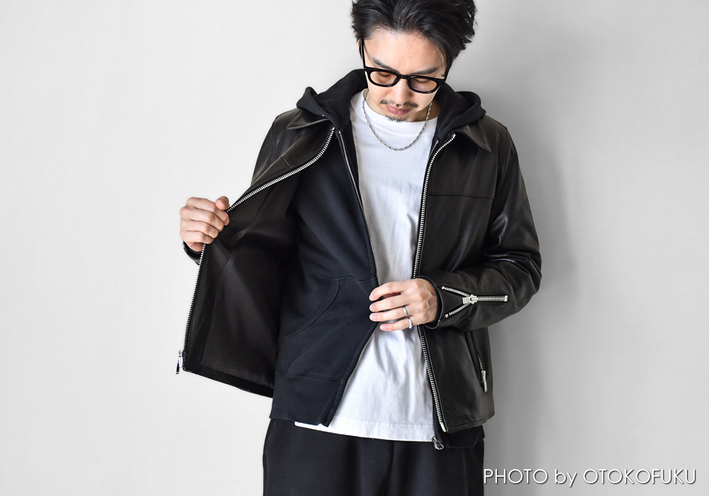 今の時期は革ジャンにスウェットがちょうどいい｜相性がいい理由とおすすめの選び方