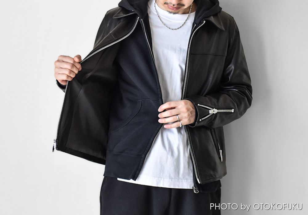 今の時期は革ジャンにスウェットがちょうどいい｜相性がいい理由とおすすめの選び方